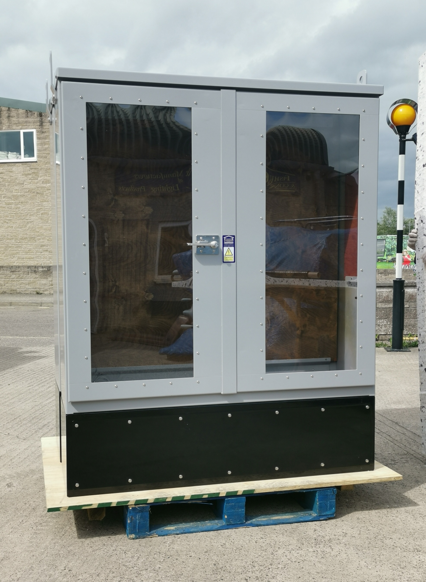 3FFP Double Door Fisher Feeder Pillar with Viewing access via Polycarbonate windows in the doors 